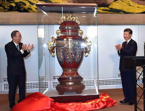2015年9月27日，國家主席習近平在紐約出席中國向聯合國贈送“和平尊”儀式。聯合國秘書長潘基文出席。新華社記者李濤攝